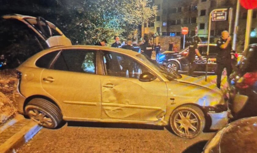 Un delincuente con 60 antecedentes intenta matar a cuatro policías y destroza 15 coches en una persecución de película