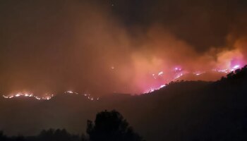 Un gran incendio "fuera de capacidad de extinción" en Cabacés (Tarragona) amenaza el parque natural de Montsant