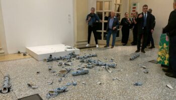 Un homme détruit une œuvre d'Ai Weiwei lors d’un vernissage en Italie