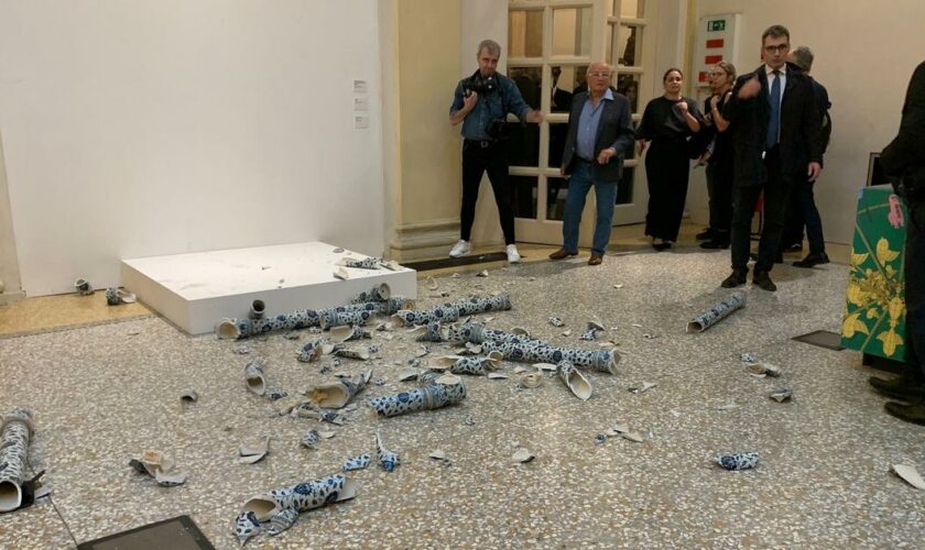 Un homme détruit une œuvre d'Ai Weiwei lors d’un vernissage en Italie