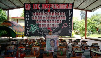 Una década de un crimen que no cae en el olvido: "¡Ayotzinapa vive!"