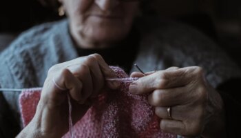 Una mujer que teje