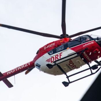 Ein Rettungshubschrauber flog den schwer verletzten Jungen zu einer Klinik. (Symbolbild) Foto: Stefan Sauer/dpa