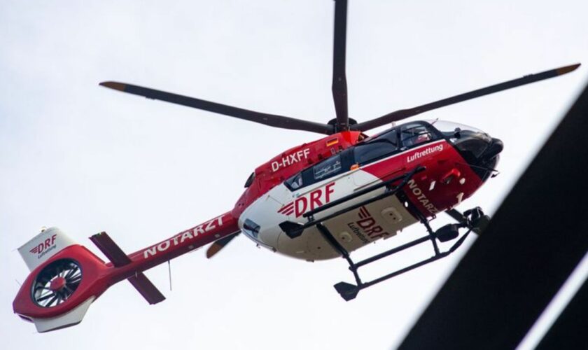 Ein Rettungshubschrauber flog den schwer verletzten Jungen zu einer Klinik. (Symbolbild) Foto: Stefan Sauer/dpa