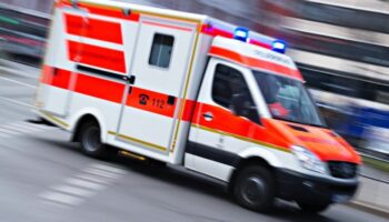 Der Rettungsdienst bringt die drei Beteiligten mit leichten Verletzungen zur Untersuchung in eine Klinik. (Symbolbild Foto: Nico