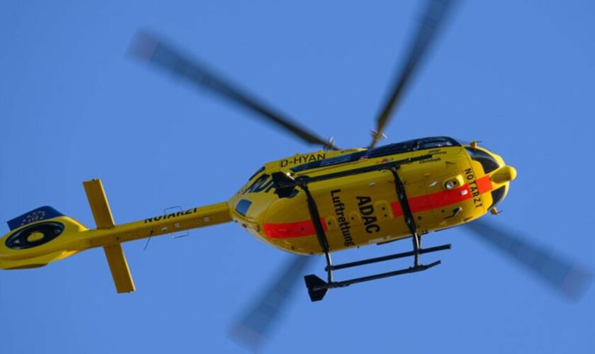 Der Verletzte wird mit einem Rettungshubschrauber in eine Klinik gebracht. (Symbolbild) Foto: Robert Michael/dpa