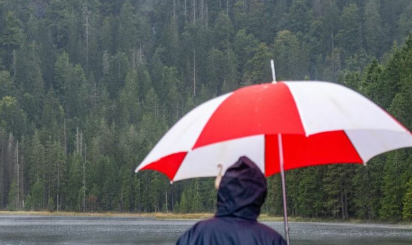 Vor allem im Südosten Bayern regnet es anhaltend. Foto: Armin Weigel/dpa