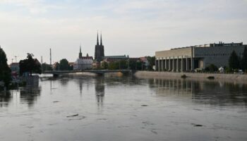 Die Hochwasserwelle in der Oder hat die niederschlesische Stadt Breslau erreicht. (Foto aktuell) Foto: Maciej Kulczynski/PAP/dpa