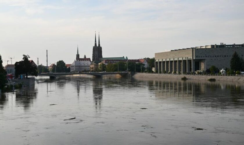 Die Hochwasserwelle in der Oder hat die niederschlesische Stadt Breslau erreicht. (Foto aktuell) Foto: Maciej Kulczynski/PAP/dpa