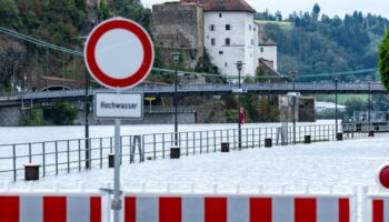 Die Donau schwillt in Passau wieder an. (Archivbild) Foto: Armin Weigel/dpa