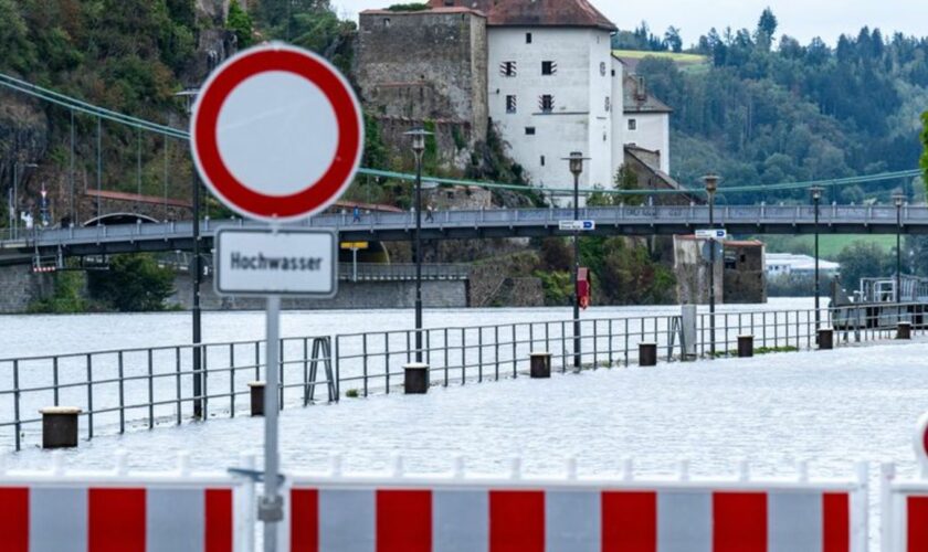 Die Donau schwillt in Passau wieder an. (Archivbild) Foto: Armin Weigel/dpa