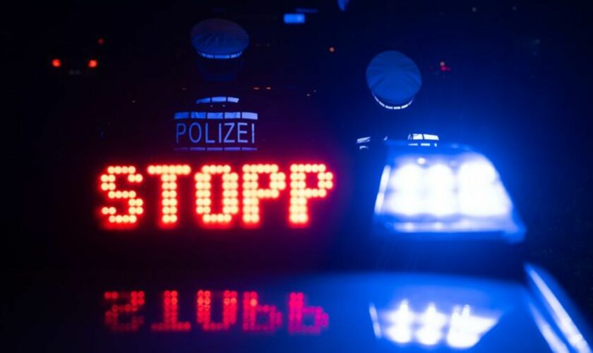 Der 60-jährige Autofahrer ist bei dem Unfall unverletzt geblieben. (Symbolbild) Foto: Marijan Murat/dpa