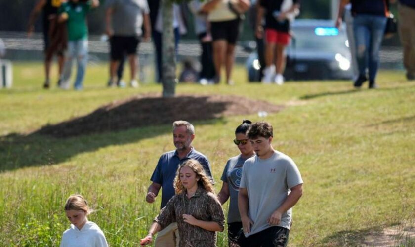 Eltern fürchten nach der Bluttat um das Leben ihrer Kinder. Foto: Mike Stewart/AP