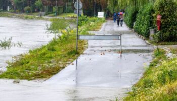 Ein Ufer der Inn in Passau ist überschwemmt. Foto: Armin Weigel/dpa