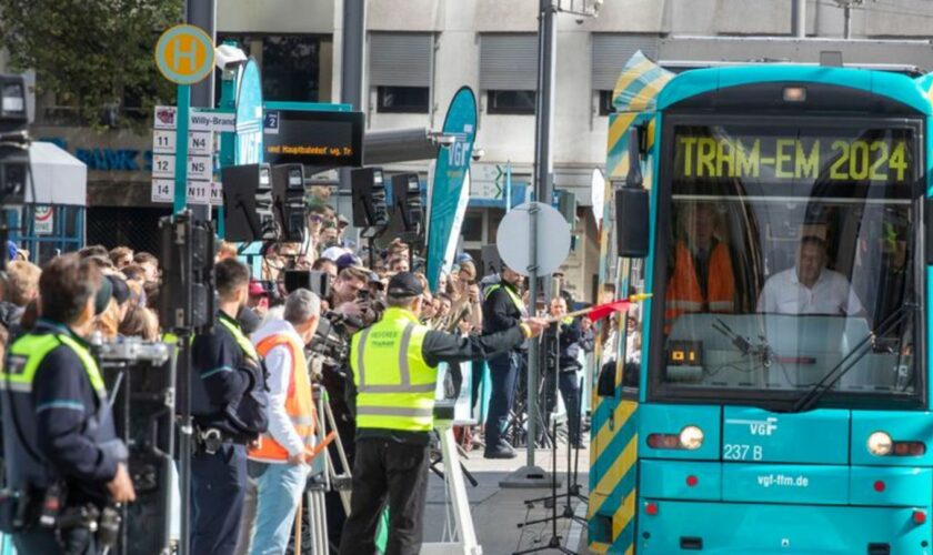 Punkt genau anhalten: Nur die besten Tram-Fahrer nehmen an der Straßenbahn-Europameisterschaft teil. Foto: Helmut Fricke/dpa