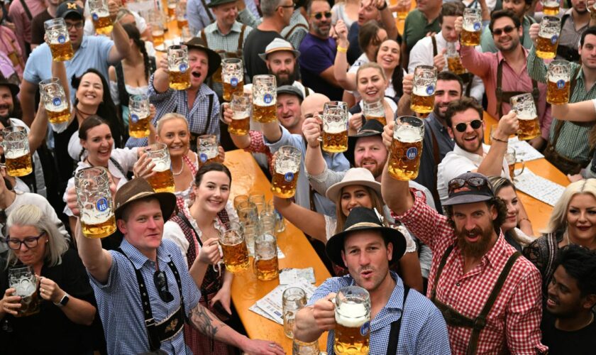 Wiesn-Anstich: Oktoberfest offiziell gestartet: Ausgelassene Stimmung trotz hoher Preise