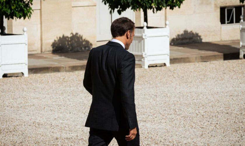 Xavier Bertrand contre Bernard Cazeneuve&nbsp;: Macron met en scène une laborieuse «finale» pour Matignon