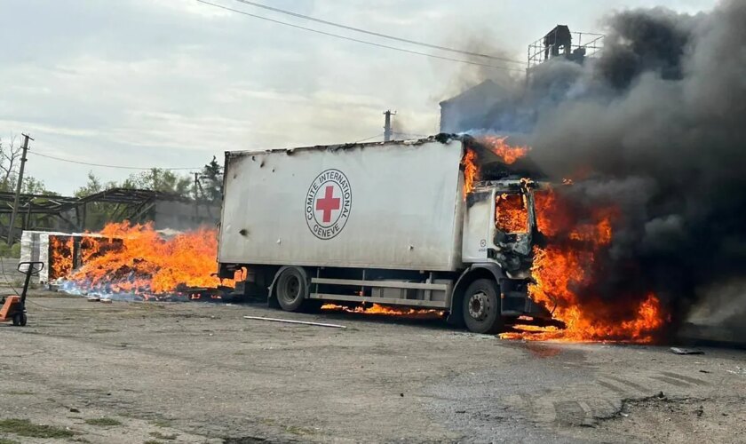 Zelenski denuncia la muerte de tres personas en un ataque ruso a un convoy de la Cruz Roja