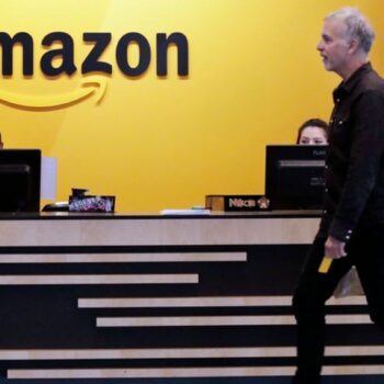 Bisher konnte man bei Amazon an zwei Tagen pro Woche im Homeoffice bleiben. (Archivbild) Foto: Elaine Thompson/AP/dpa