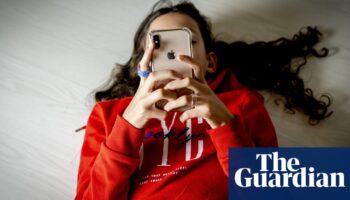 ‘Fear of missing out’ keeping girls and young women online despite sexism