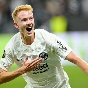 1:0 über Rigas FS: Hugo Larsson erlöst Eintracht Frankfurt