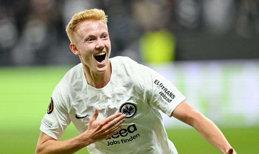 1:0 über Rigas FS: Hugo Larsson erlöst Eintracht Frankfurt