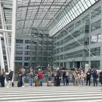 10.000 Extra-Fluggäste: Zwei Kilometer lange Warteschlange am Münchner Flughafen sorgt für Chaos