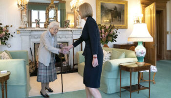 Boris Johnson révèle qu’Elizabeth II souffrait d’un « cancer des os », deux ans après la mort de la reine