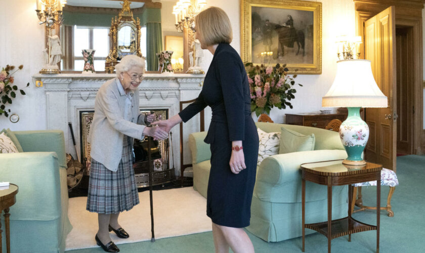 Boris Johnson révèle qu’Elizabeth II souffrait d’un « cancer des os », deux ans après la mort de la reine