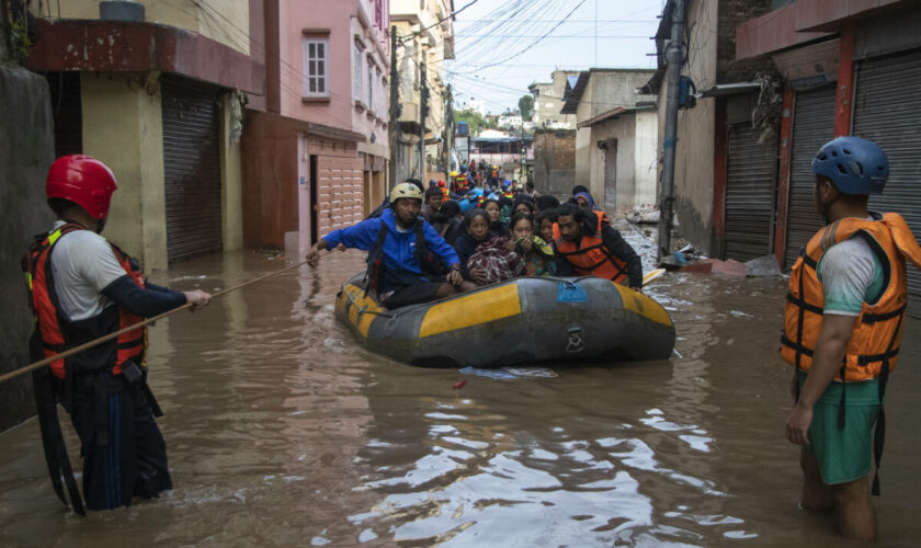 Au Népal, au moins 126 morts et 63 disparus dans des inondations