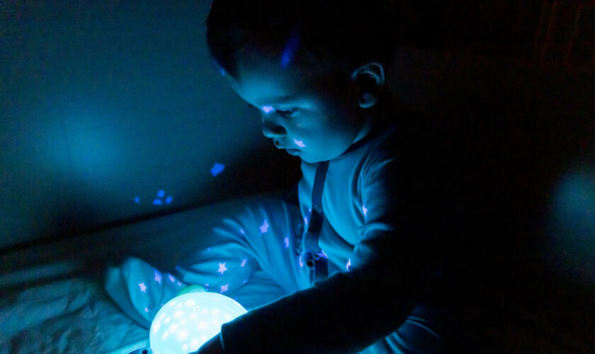 Les lumières bleues des jouets pour enfants sont dangereuses pour leur rétine, alerte l’Anses