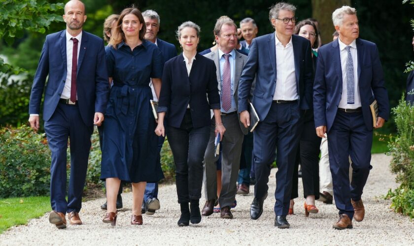 La délégation du Nouveau Front populaire, avec en son centre Lucie Castets, candidate du NFP à Matignon, à son arrivée à l'Elysée le 23 août 2024