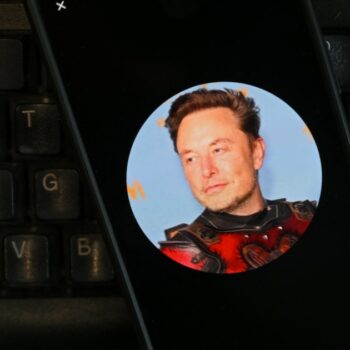 Cette photographie d'illustration montre une photographie du PDG du réseau social X, Elon Musk, affichée sur un smartphone à Bruxelles le 27 septembre 2024. (Photo de Nicolas TUCAT / AFP)