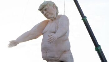 Une statue de Donald Trump nu accrochée à une grue met en colère les républicains du Nevada