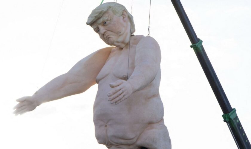 Une statue de Donald Trump nu accrochée à une grue met en colère les républicains du Nevada