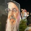 Des manifestants brandissent des portraits du chef du Hezbollah Hassan Nasrallah, le 28 septembre 2024 à Sidon, dans le sud du Liban