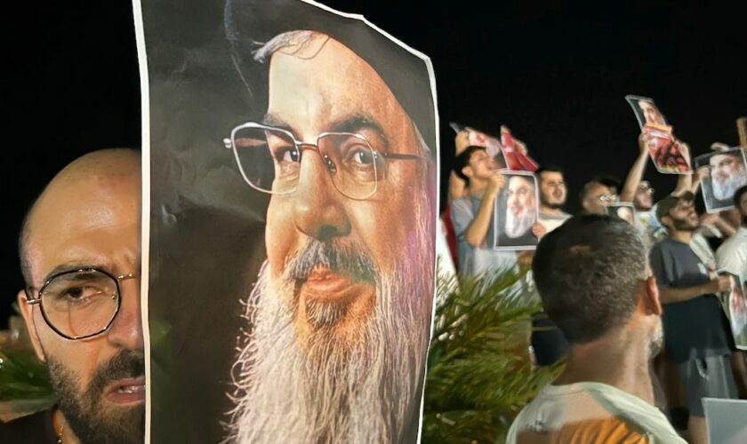 Des manifestants brandissent des portraits du chef du Hezbollah Hassan Nasrallah, le 28 septembre 2024 à Sidon, dans le sud du Liban