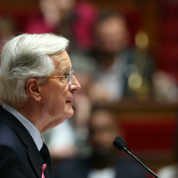 Face à l’Assemblée, Michel Barnier poursuit le « en même temps » macroniste (en ménageant le RN)