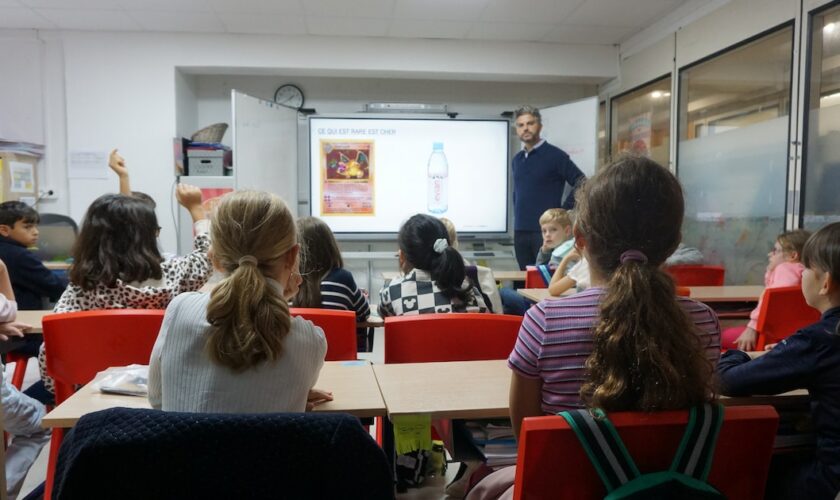 Un cours d'économie dispensé par Anthony Benhamou dans une école primaire du 8e arrondissement, le 26 septembre 2024