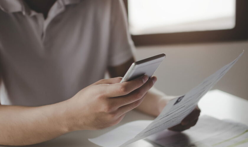 Quelques clics suffisent pour réduire sa facture de téléphone sans rien changer, les opérateurs le cachent bien !