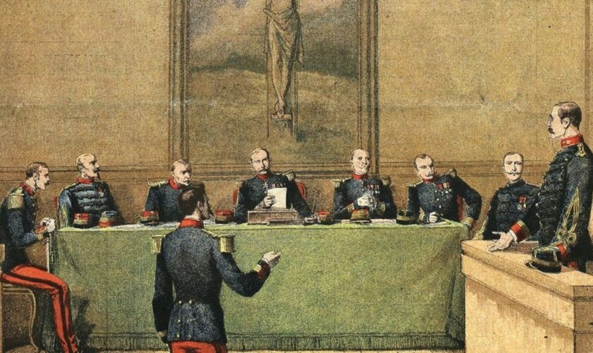 Le capitaine Dreyfus devant le conseil de guerre en Une du Petit Journal du 23 décembre 1894.