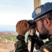 Un casque bleu espagnol de la Force intérimaire des Nations Unies au Liban (Finul), dans le sud du Liban, le 23 août 2023