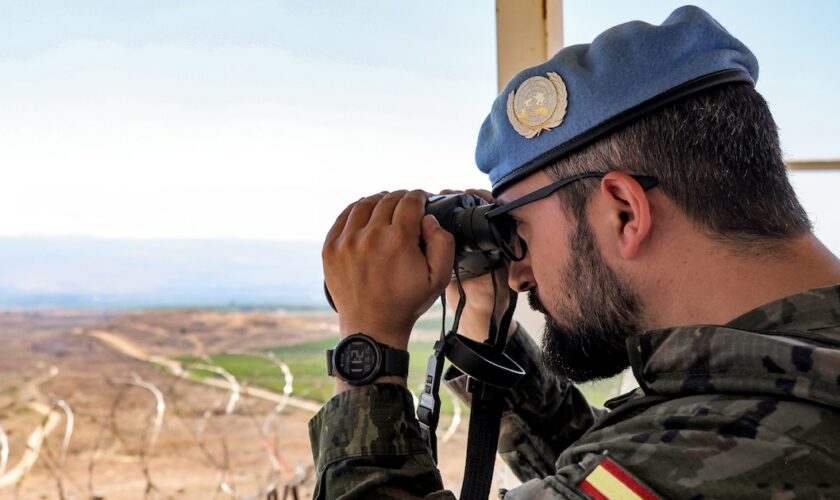 Un casque bleu espagnol de la Force intérimaire des Nations Unies au Liban (Finul), dans le sud du Liban, le 23 août 2023