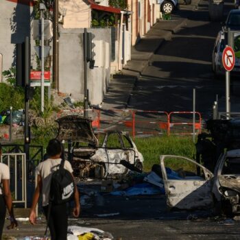 Des carcasses de voitures brûlées à Fort-de-France, le 23 septembre 2024 en Martinique