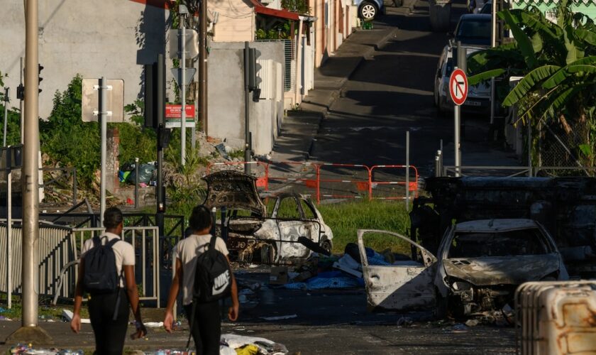 Des carcasses de voitures brûlées à Fort-de-France, le 23 septembre 2024 en Martinique