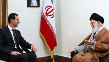 Une photo fournie par le bureau du guide suprême iranien, l'ayatollah Ali Khamenei, le 25 février 2019, le montre (à droite) rencontrant le président syrien Bashar al-Assad à Téhéran.