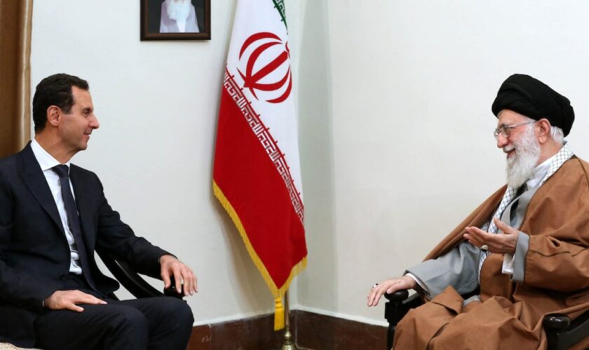 Une photo fournie par le bureau du guide suprême iranien, l'ayatollah Ali Khamenei, le 25 février 2019, le montre (à droite) rencontrant le président syrien Bashar al-Assad à Téhéran.