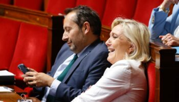 La présidente du groupe RN Marine Le Pen au côté du député RN Sébastien Chenu, le 3 juin 2024 à l'Assemblée nationale à Paris