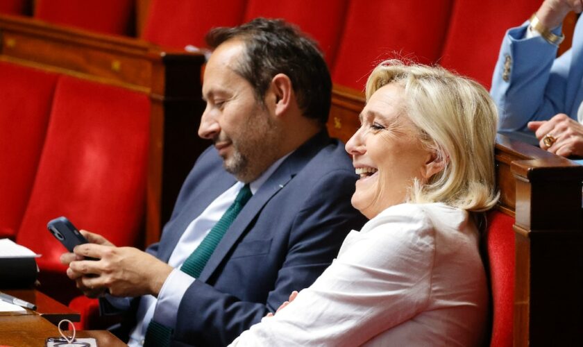 La présidente du groupe RN Marine Le Pen au côté du député RN Sébastien Chenu, le 3 juin 2024 à l'Assemblée nationale à Paris