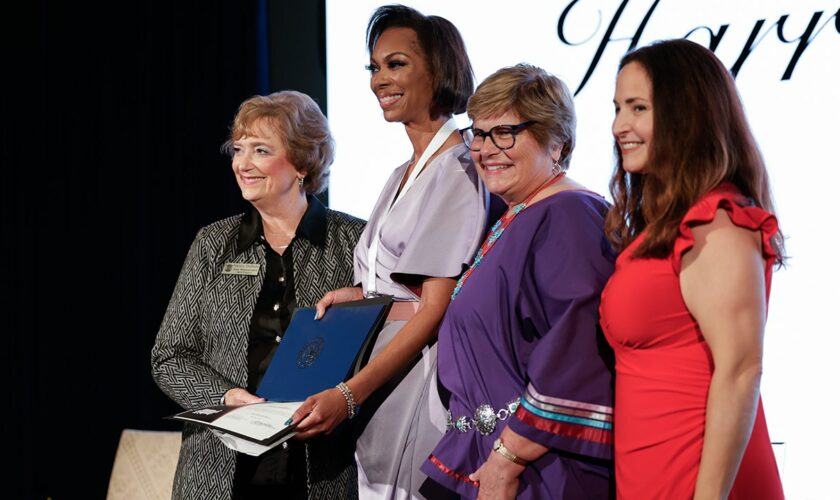 Fox News' Harris Faulkner honored by Christian group as Woman of Distinction